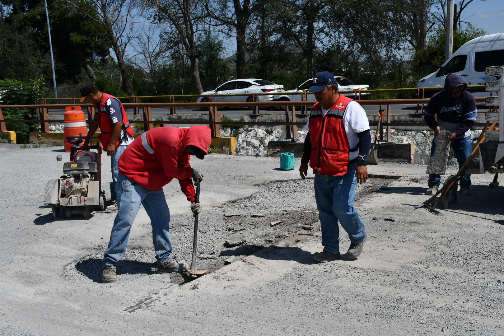 Atienden en vialidades principales de Ramos Arizpe problema de baches tras lluvias