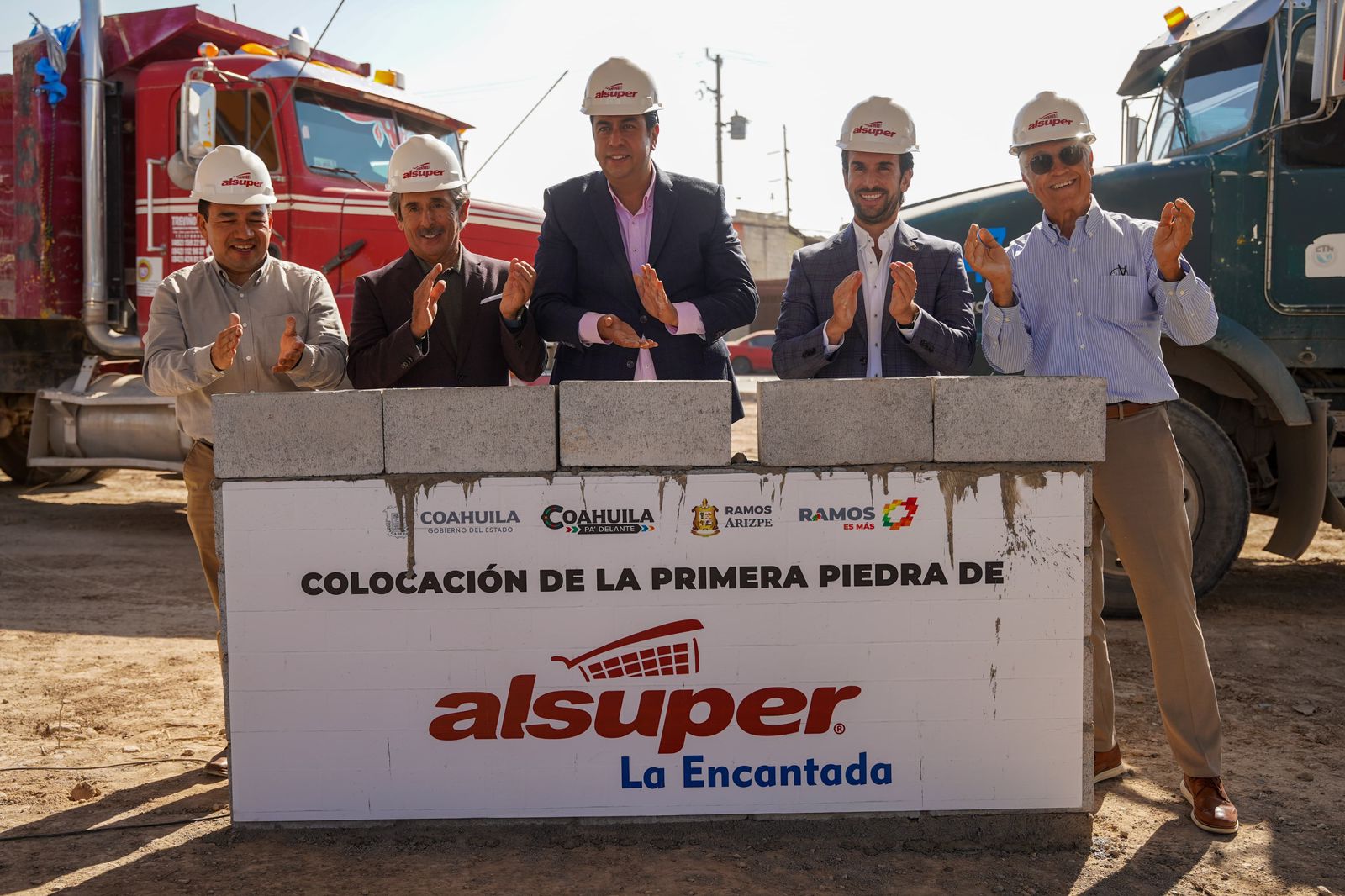 Colocan primera piedra de plaza comercial “Alsúper La Encantada”