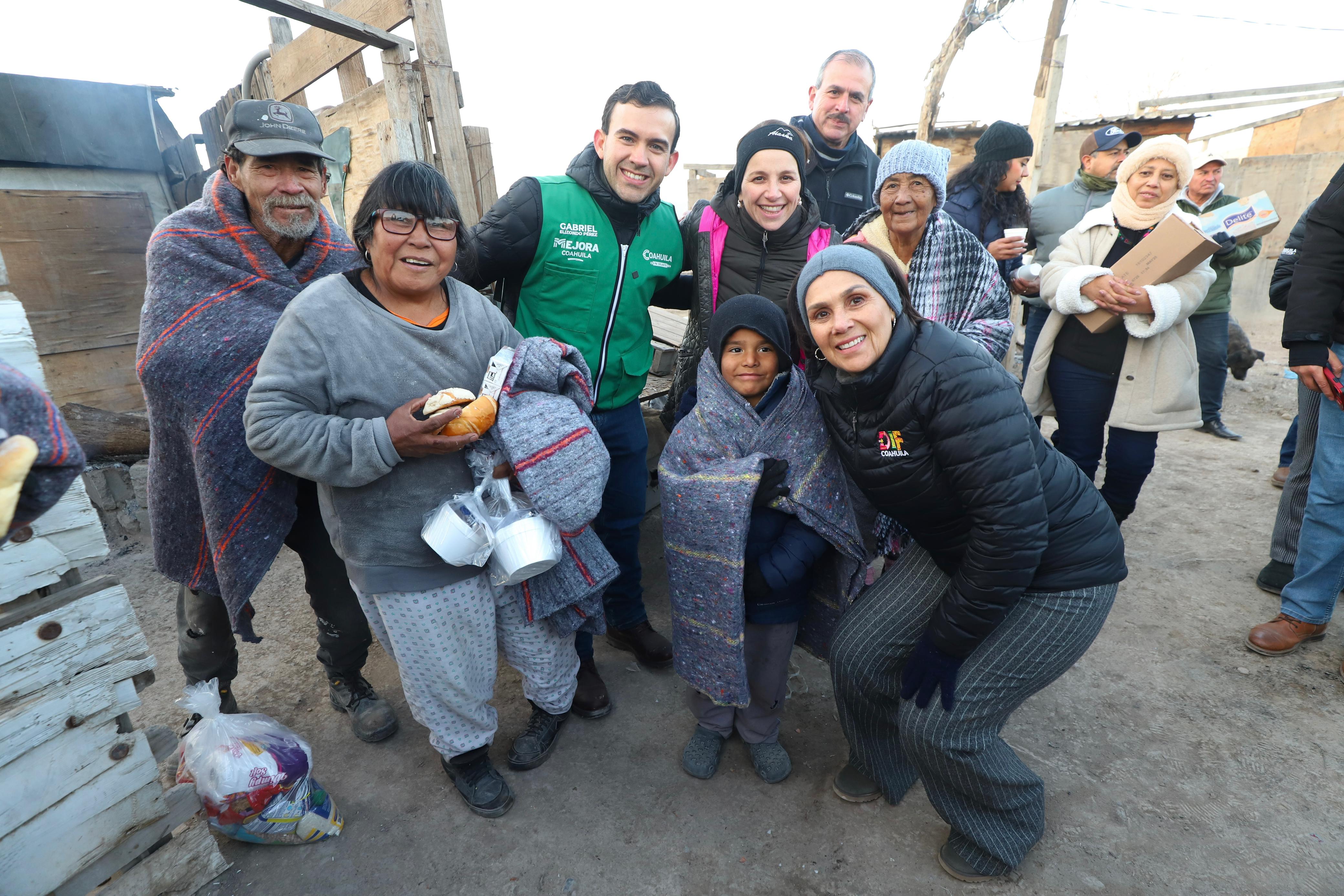 Llevan Gobierno del Estado y sociedad civil abrigo a zonas vulnerables de Saltillo