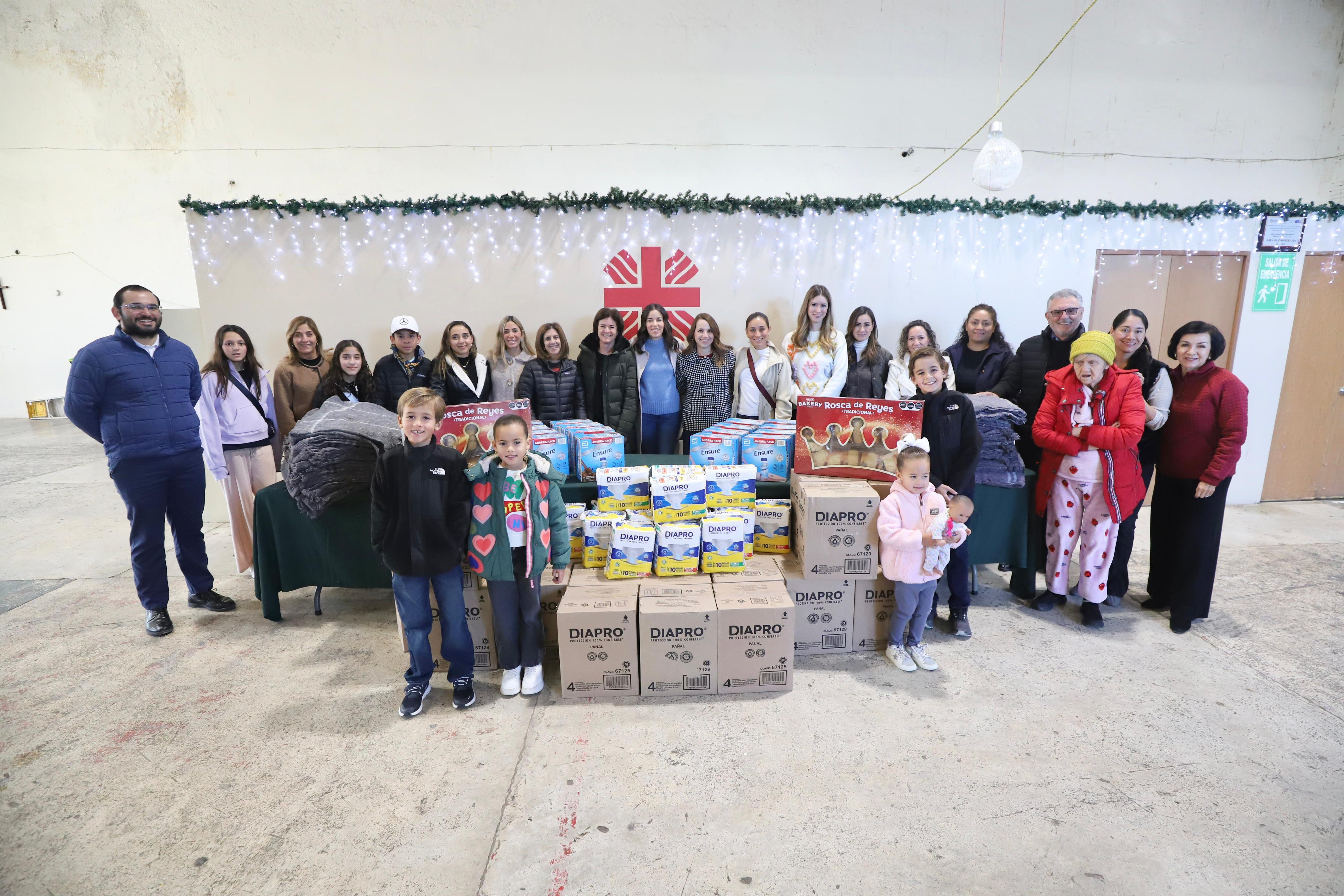 En equipo con sociedad civil, Paola y María Bárbara llevan alegría al asilo del Buen Samaritano
