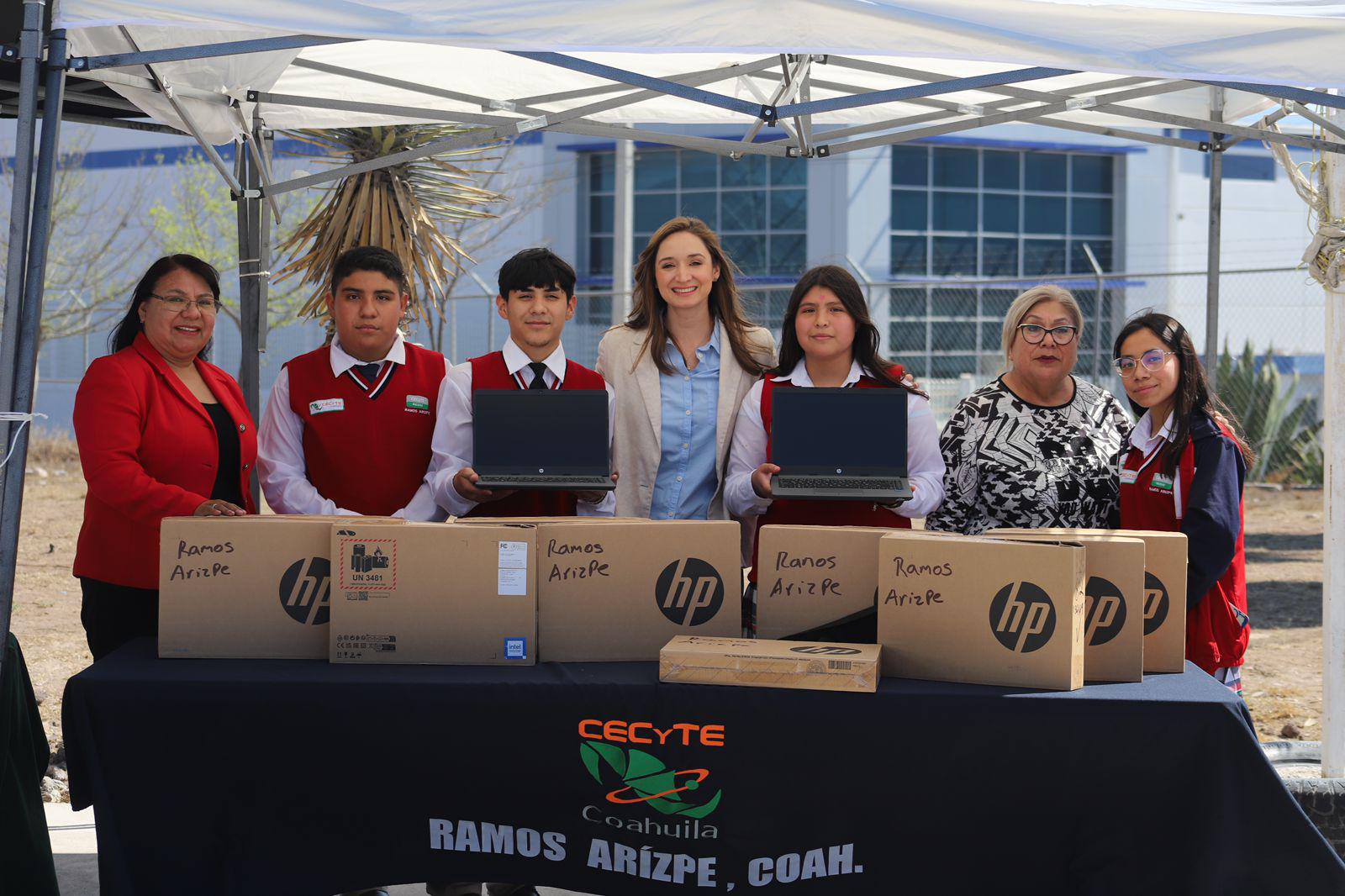 Fortalece Edna Dávalos educación en Coahuila; entrega computadoras
