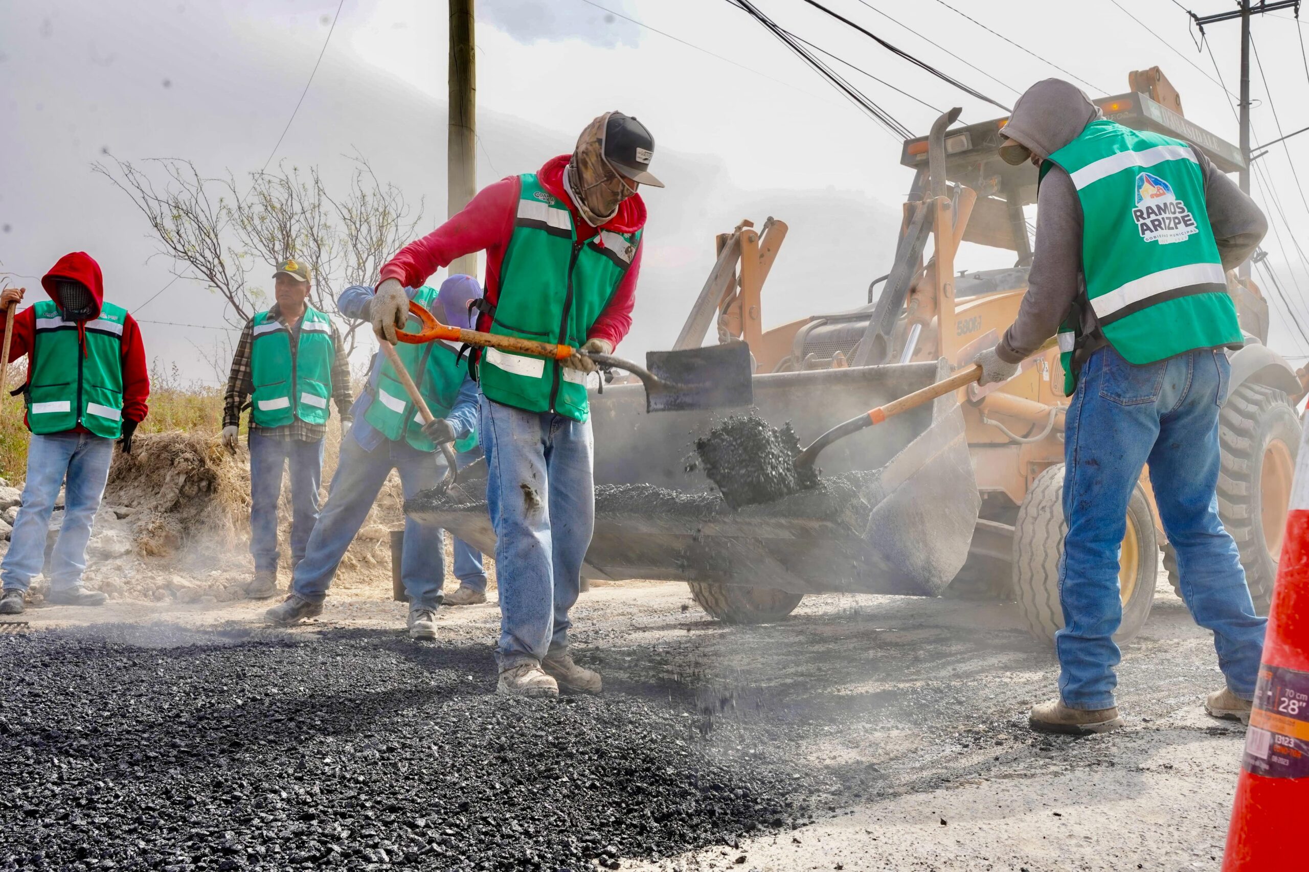 Ramos Arizpe continúa intensas labores de bacheo en diversas colonias
