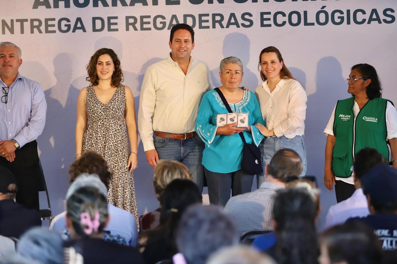 Entregan Javier Díaz y María Bárbara 10 mil regaderas ecológicas