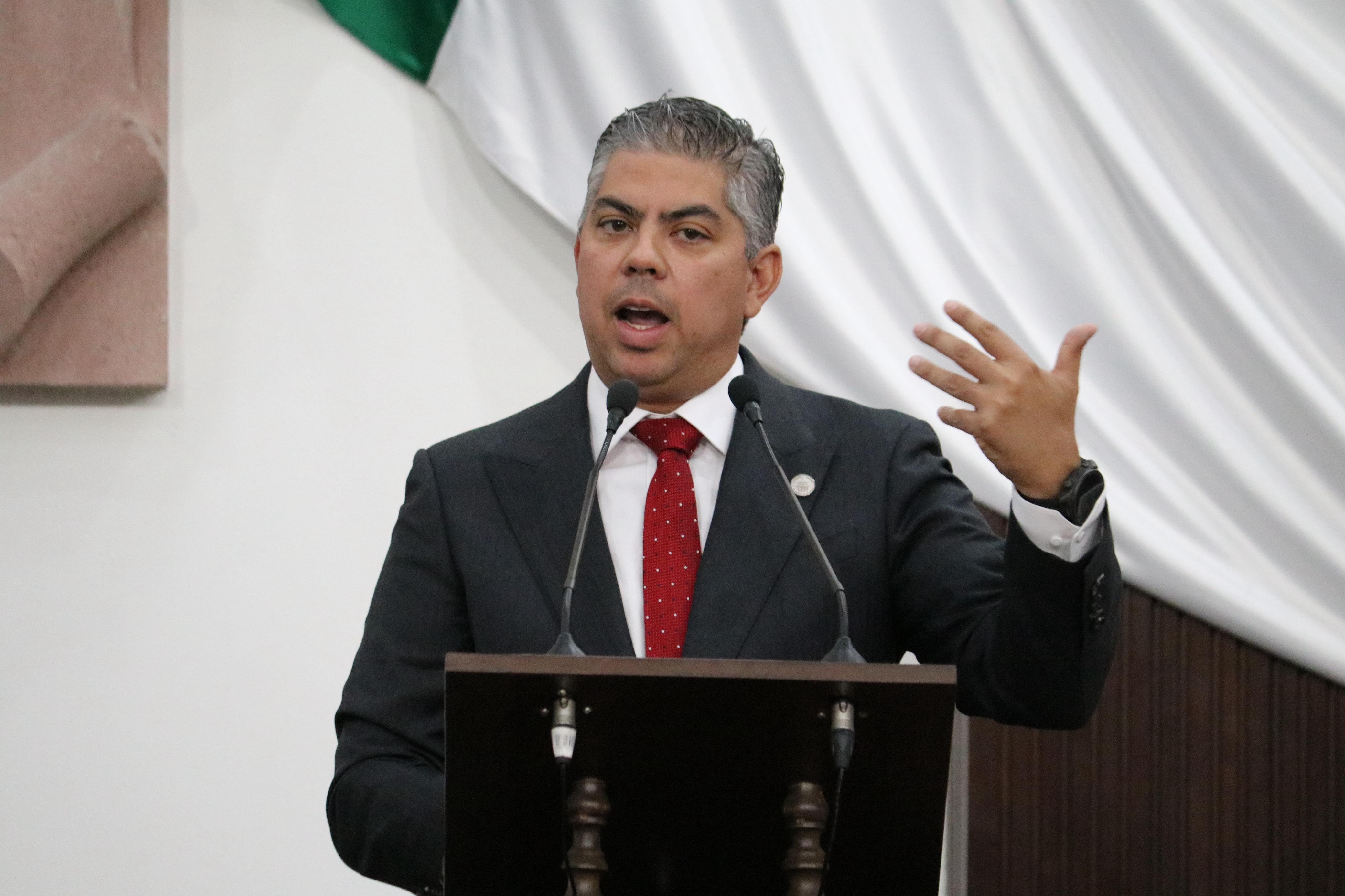 Alerta por fraudes bancarios: Paredes exhorta a reforzar medidas de protección para usuarios