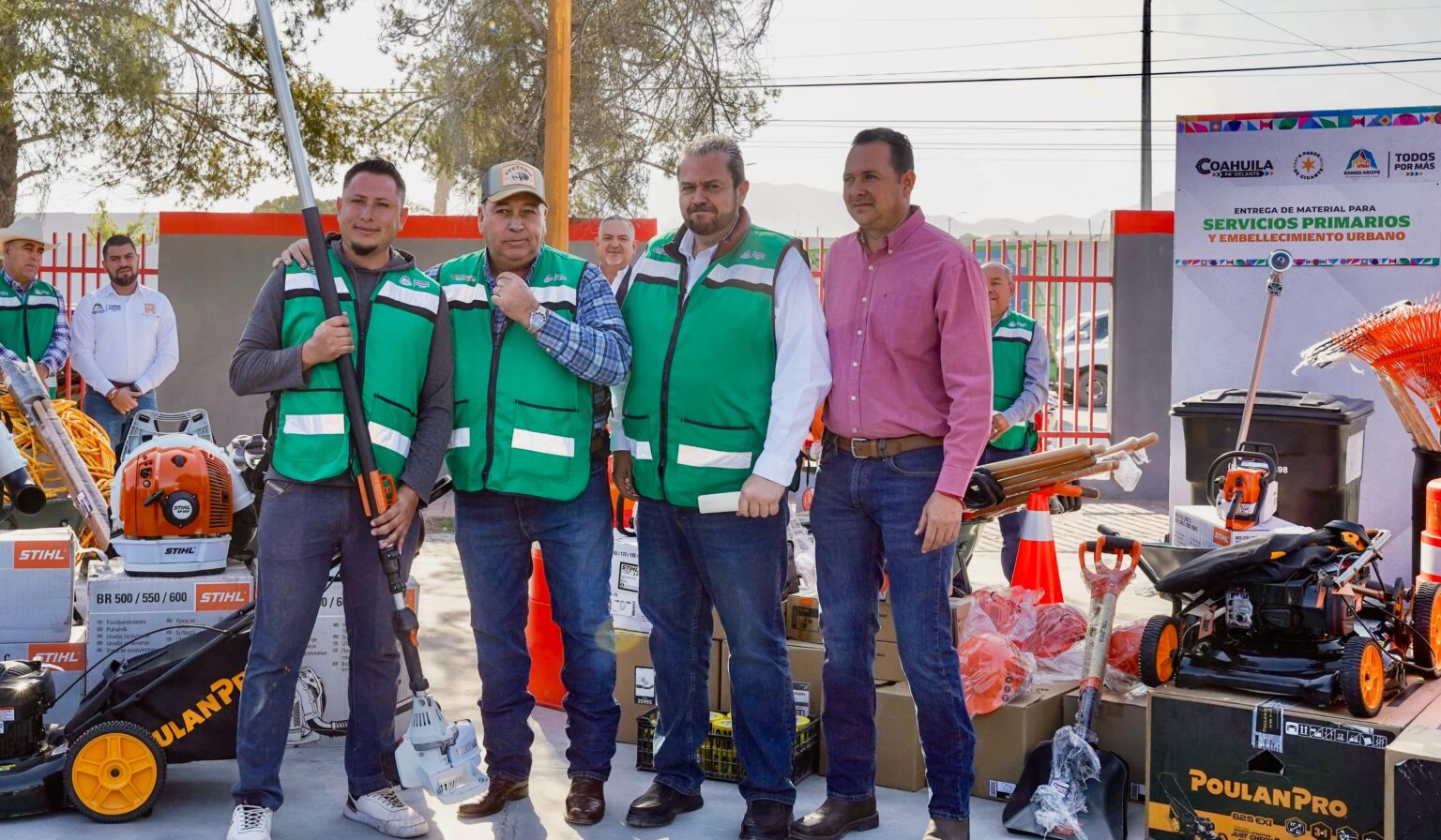 Entrega Tomás equipo para una ciudad limpia y ordenada