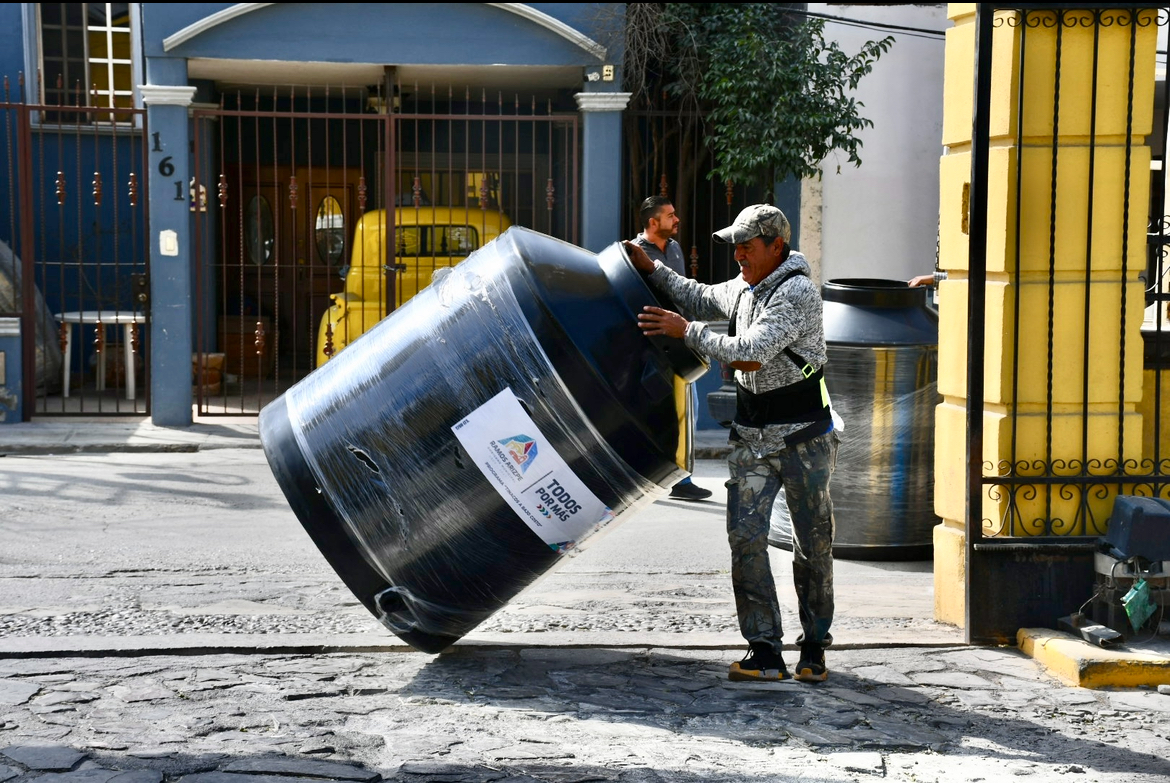 300 familias en Ramos Arizpe se benefician con entrega de tinacos a bajo costo