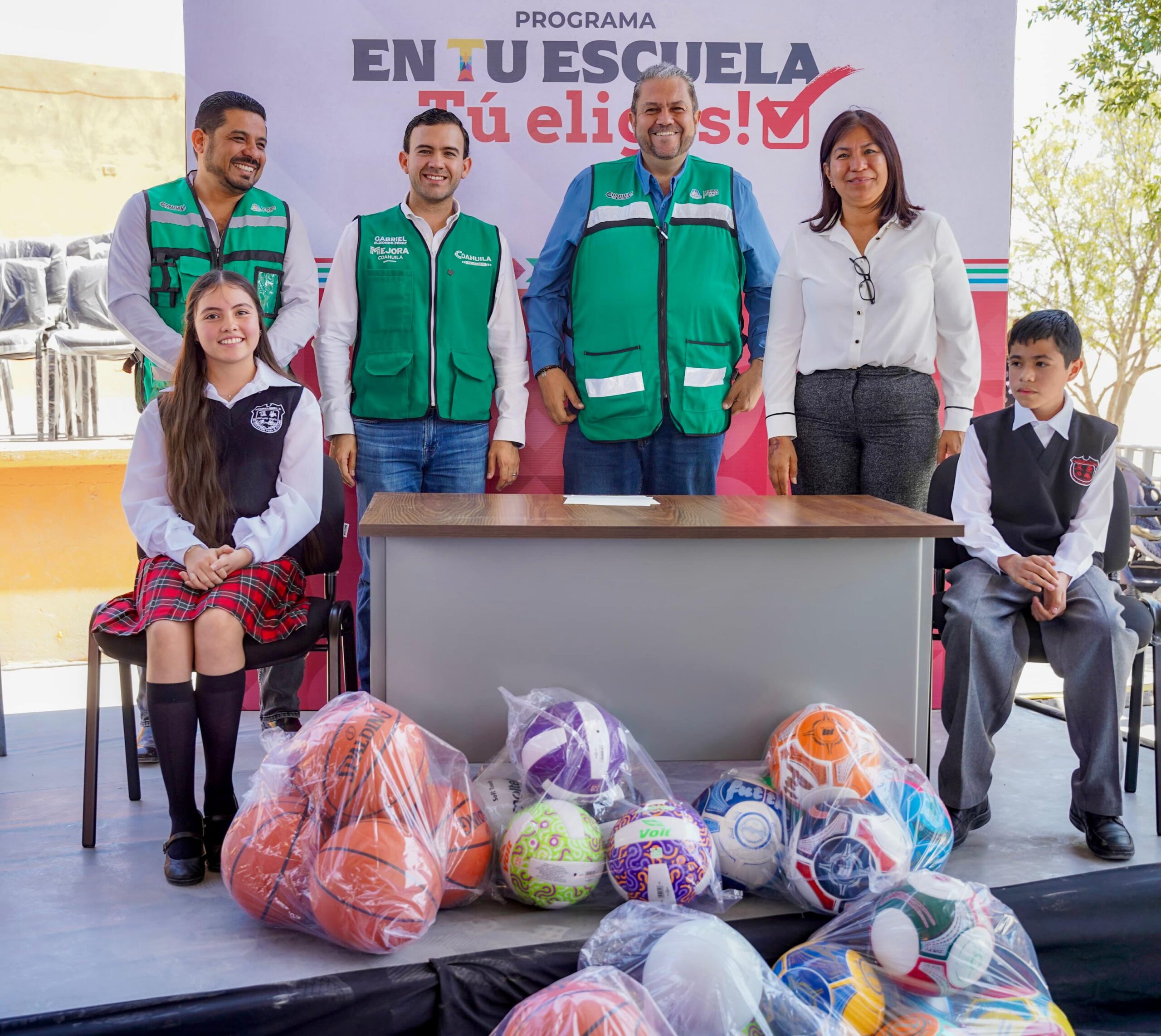 Gobiernos de Manolo y Tomás continúan entregando apoyos a escuelas