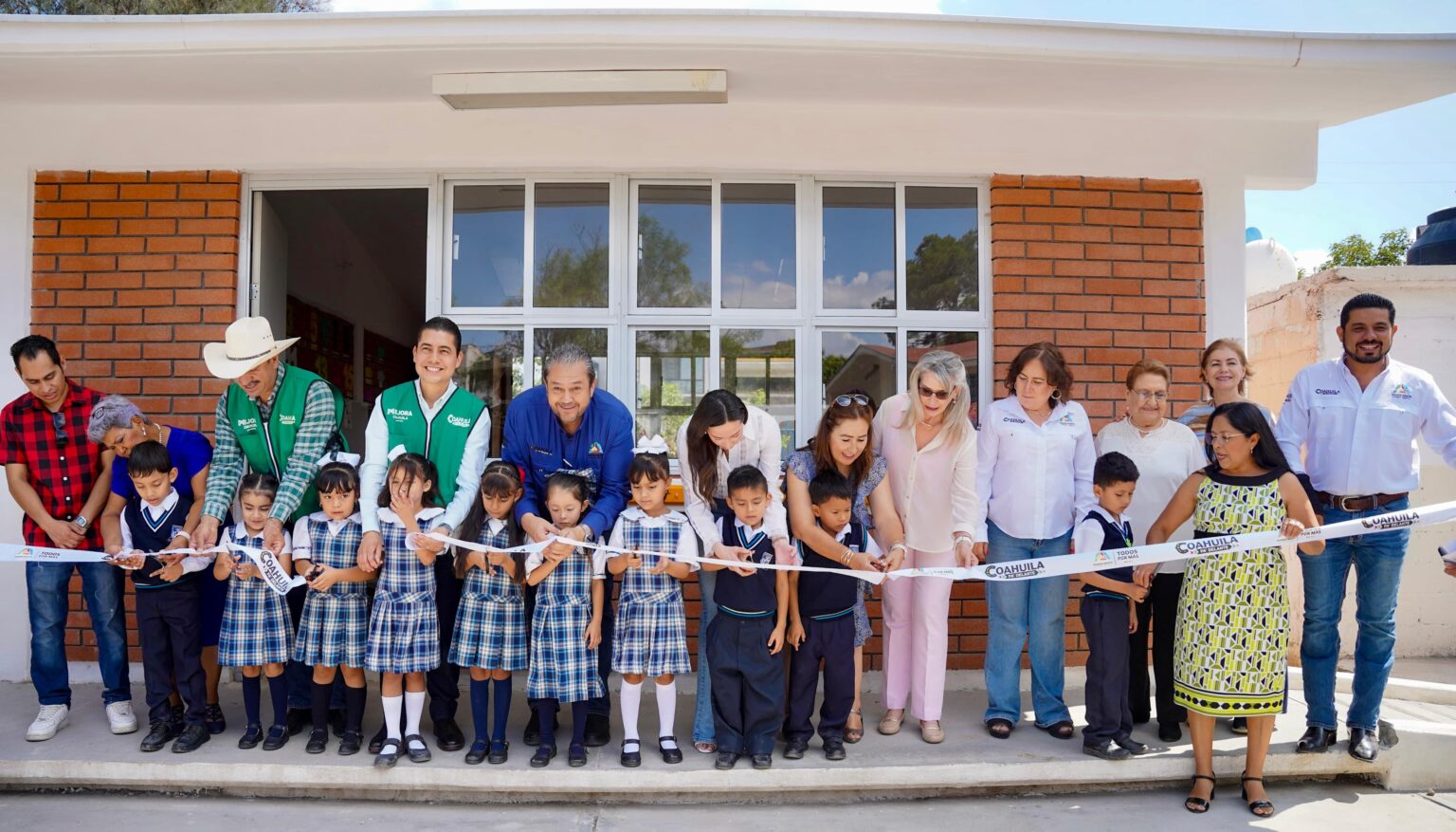 Con el apoyo del gobernador Manolo Jiménez, entregan nueva aula y apoyos en Ramos Arizpe