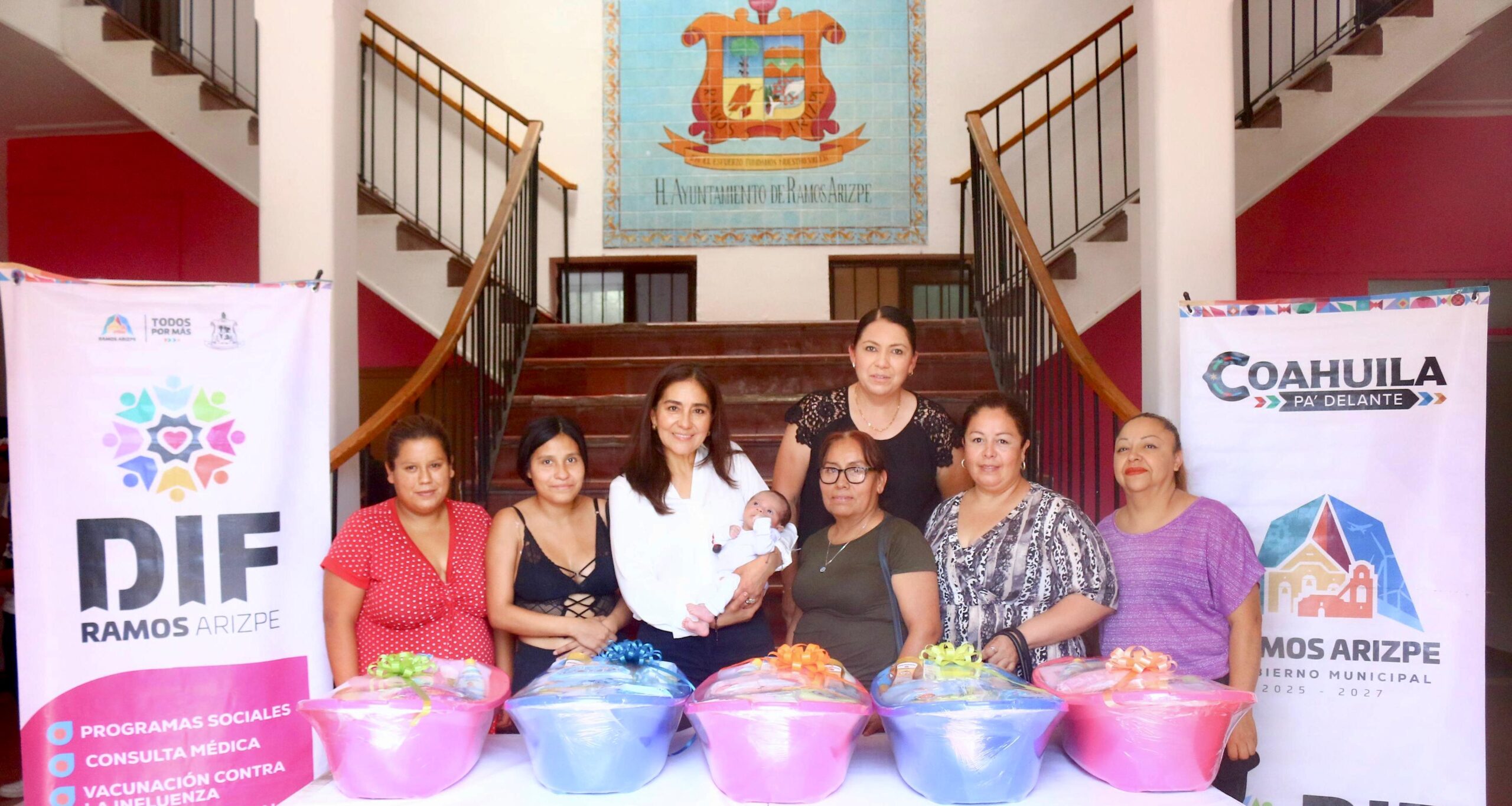 Entrega DIF Municipal artículos para recién nacidos en Ramos Arizpe
