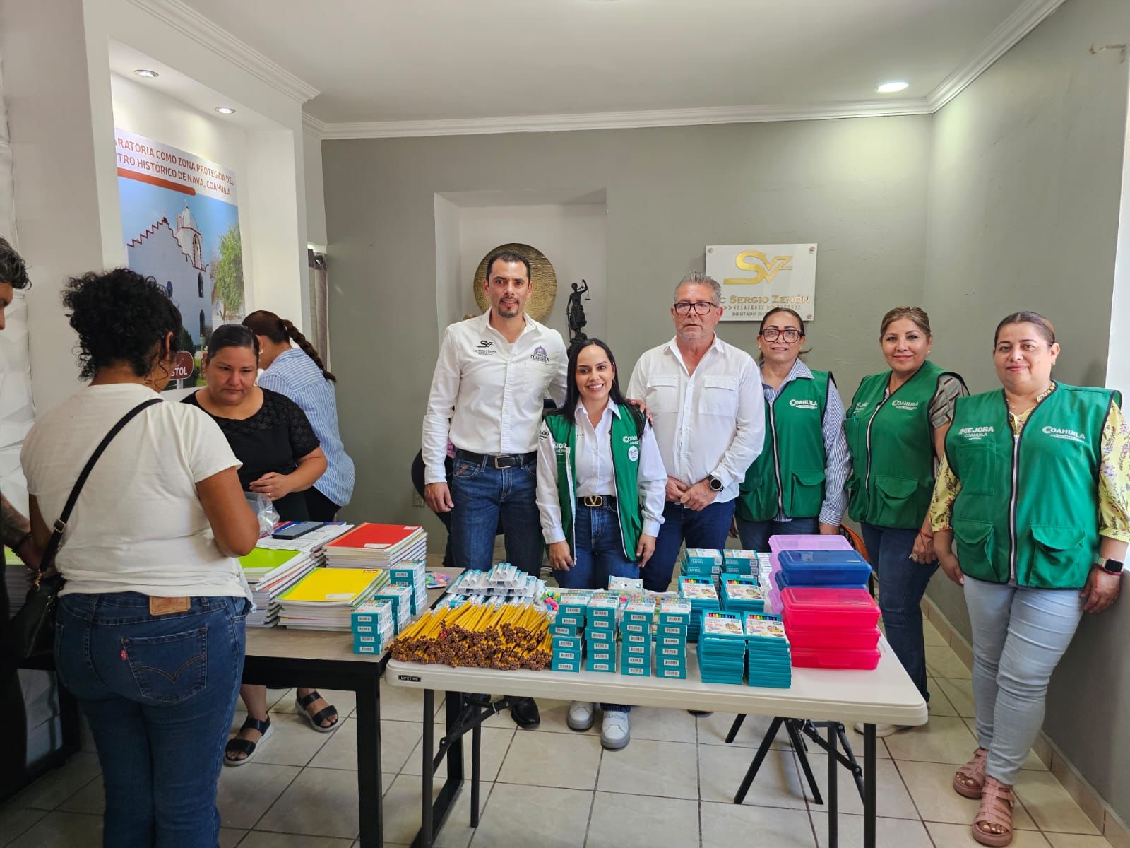 Lleva Sergio Zenón útiles escolares a bajo costo para apoyar la economía familiar