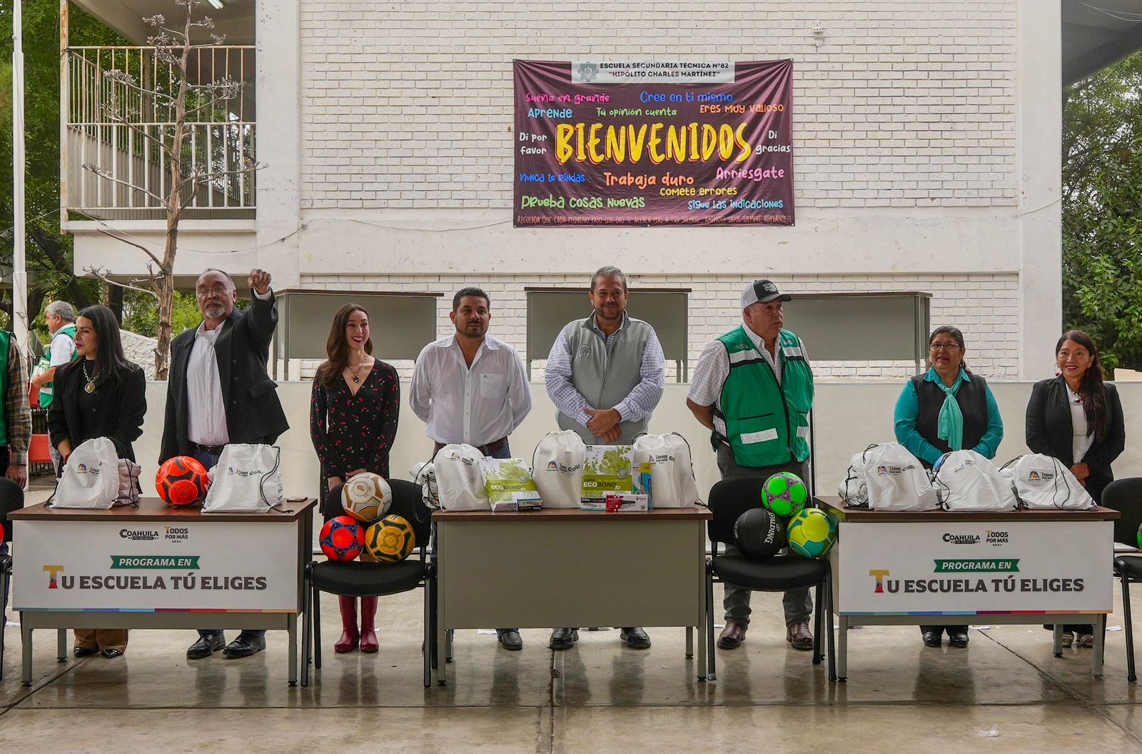 Gobiernos de Manolo y Tomás apoyan la educación; entregan cuadernos y paquetes escolares