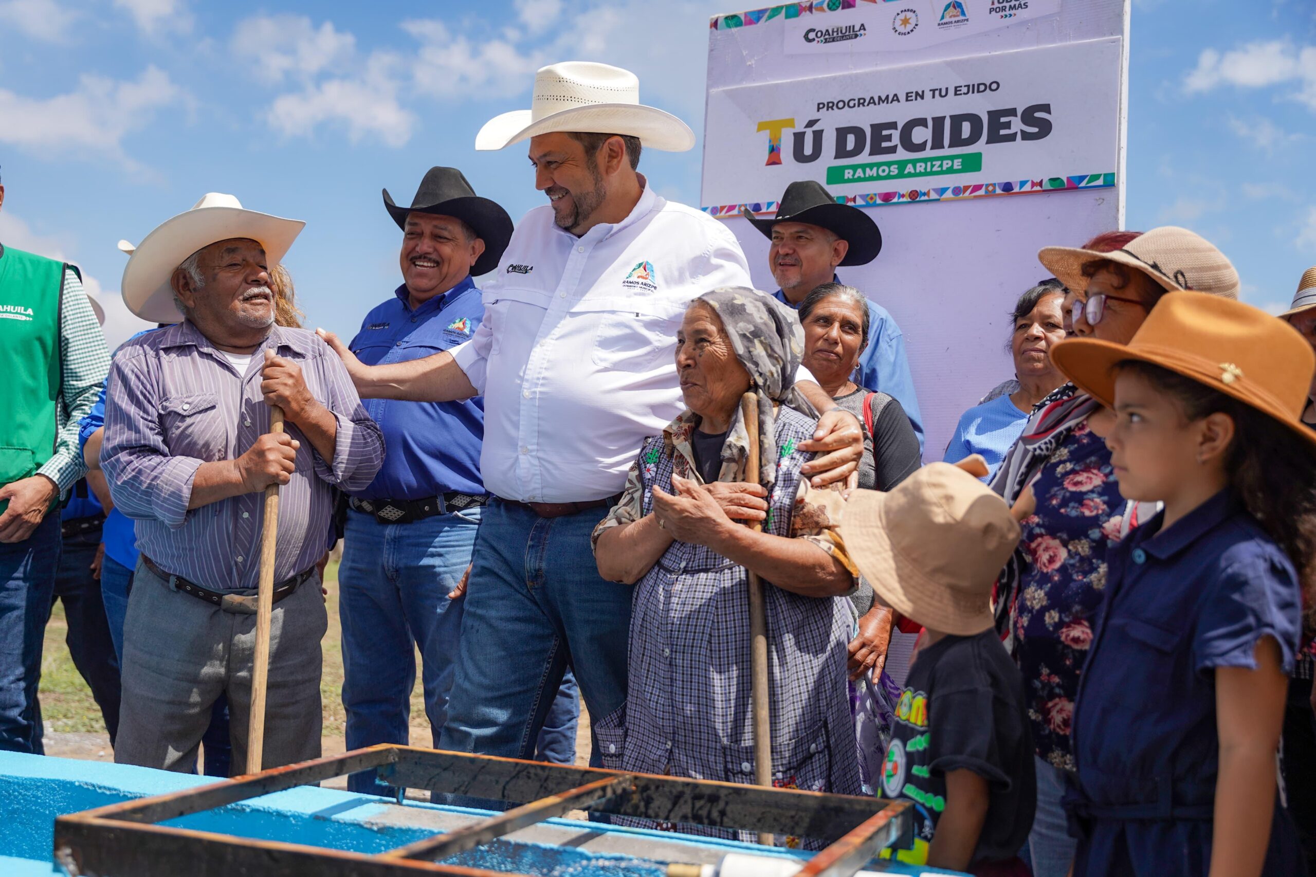 Apoyan Manolo y Tomás al campo de Ramos Arizpe