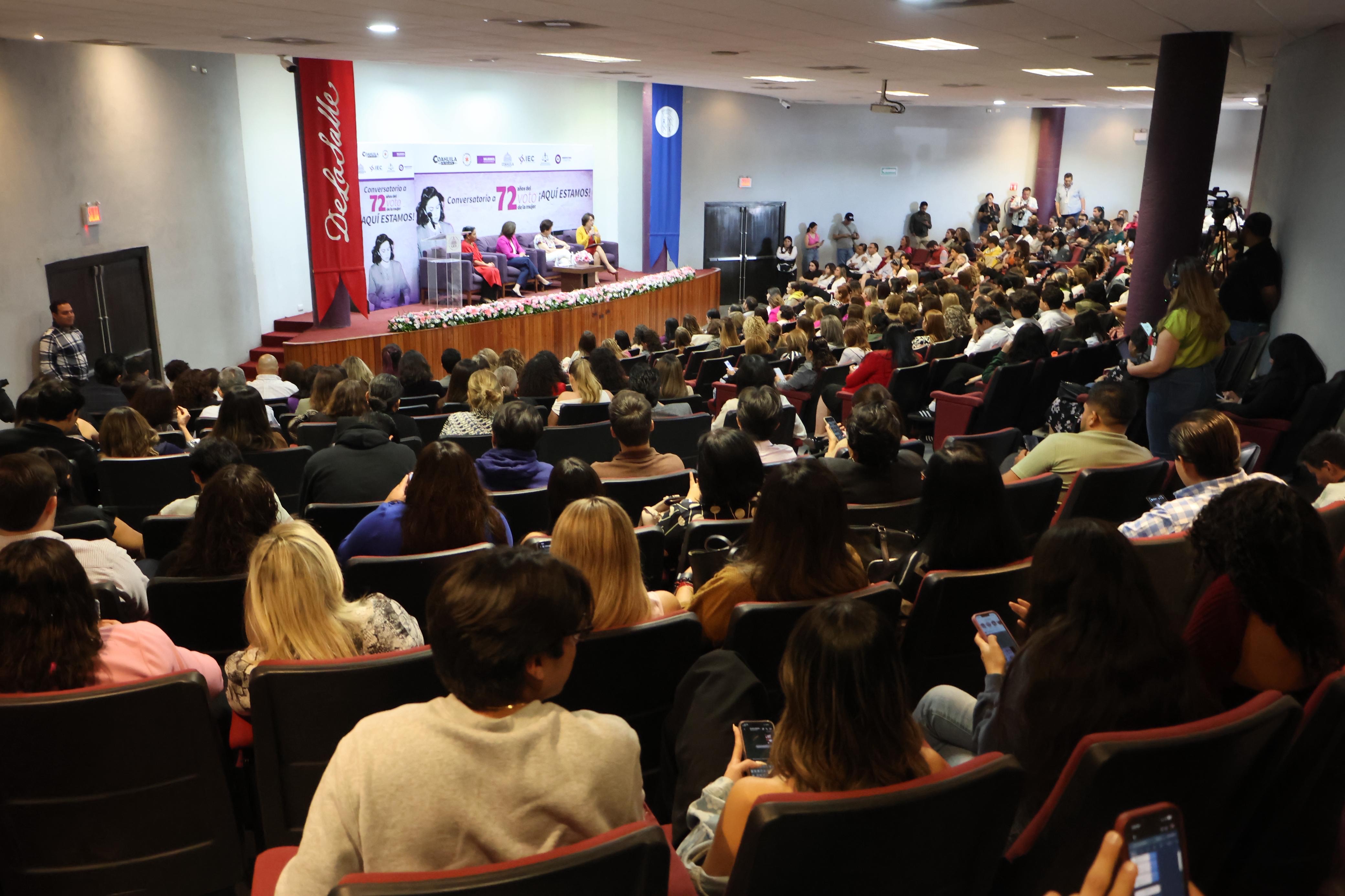 Llevan a cabo el Conversatorio “A 72 años del voto de la mujer, ¡Aquí Estamos!”