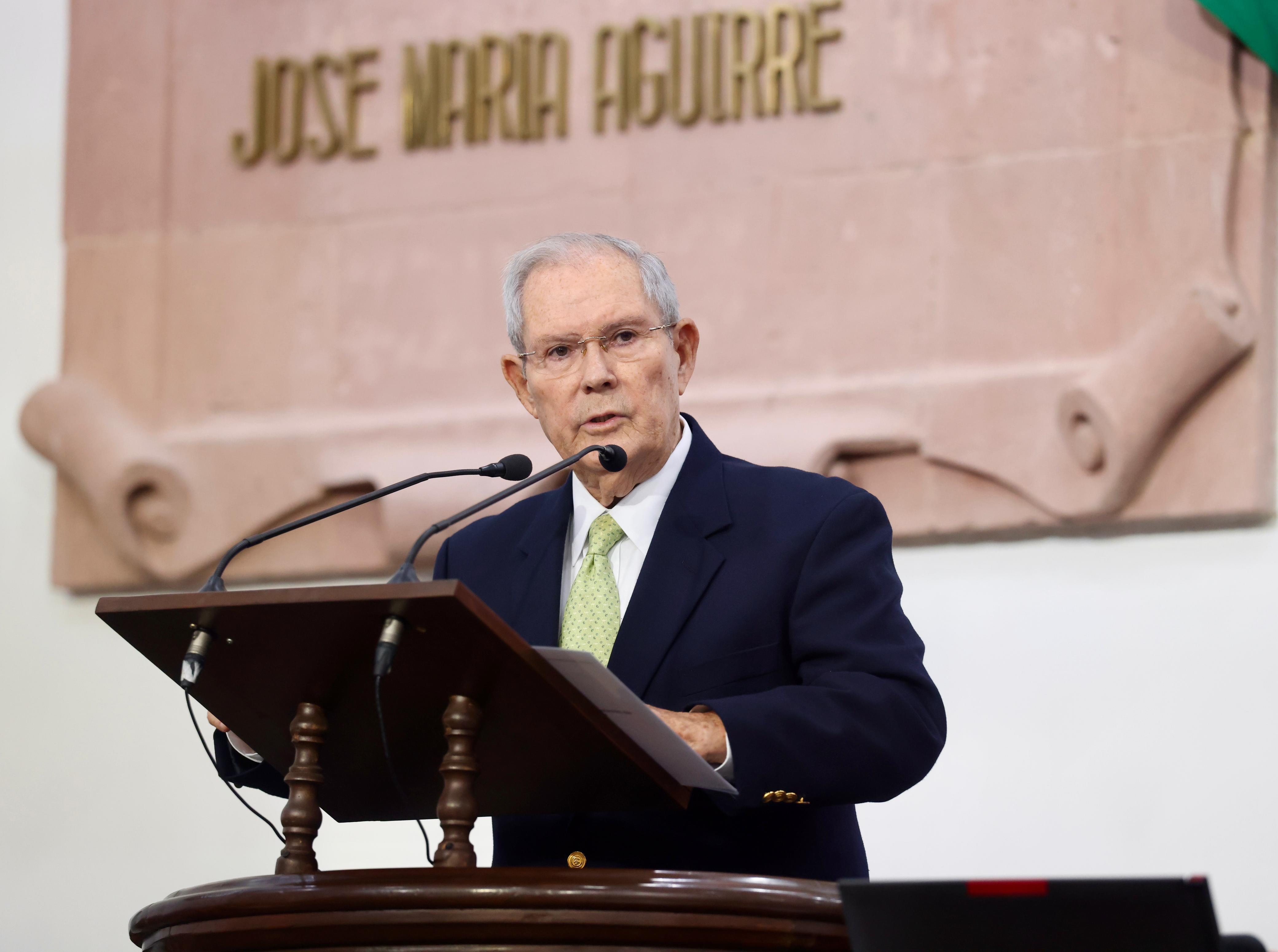 Apoyo a la reinserción laboral de mujeres que se han dedicado al hogar, propone Carlos Robles 