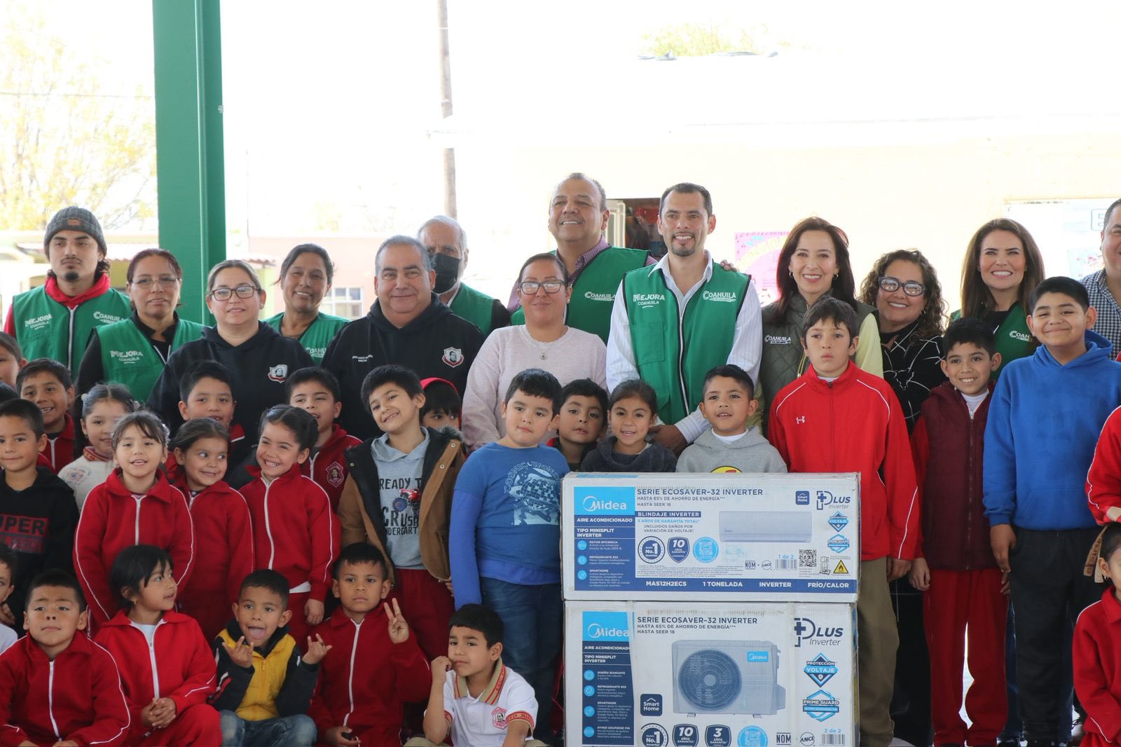 Entrega Sergio Zenón equipo de aire acondicionado en escuelas