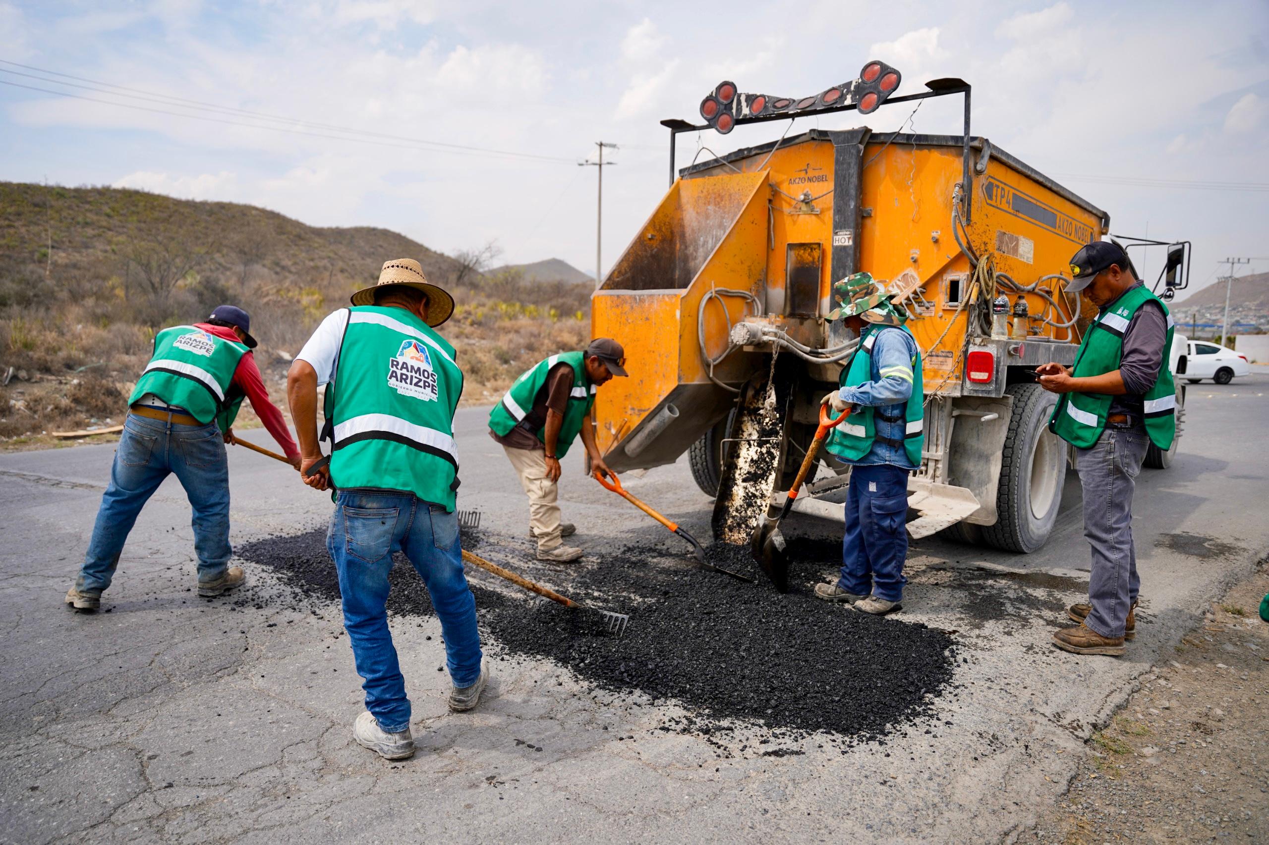 Ramos atiende; avanzan acciones de bacheo en Ramos Arizpe