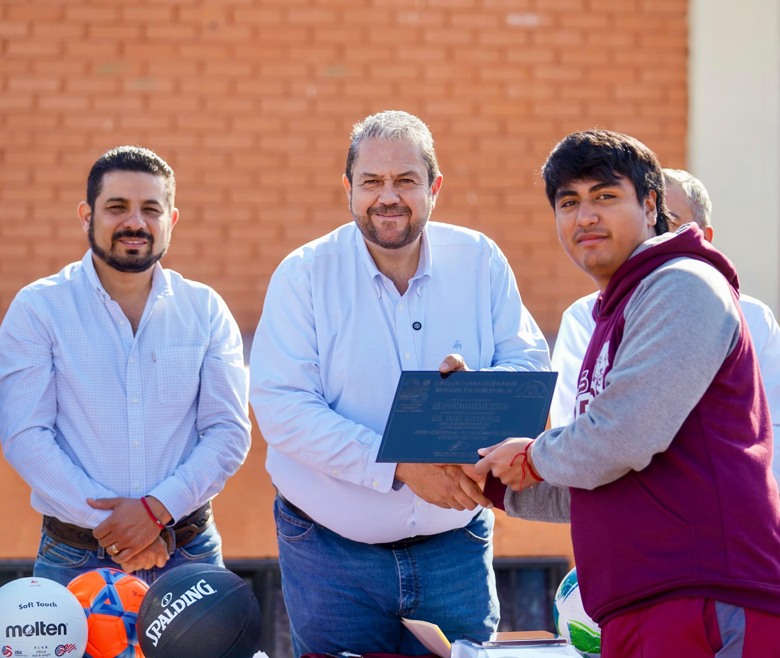 Llevan Manolo Jiménez y Tomás Gutiérrez apoyos educativos a CETIS 60