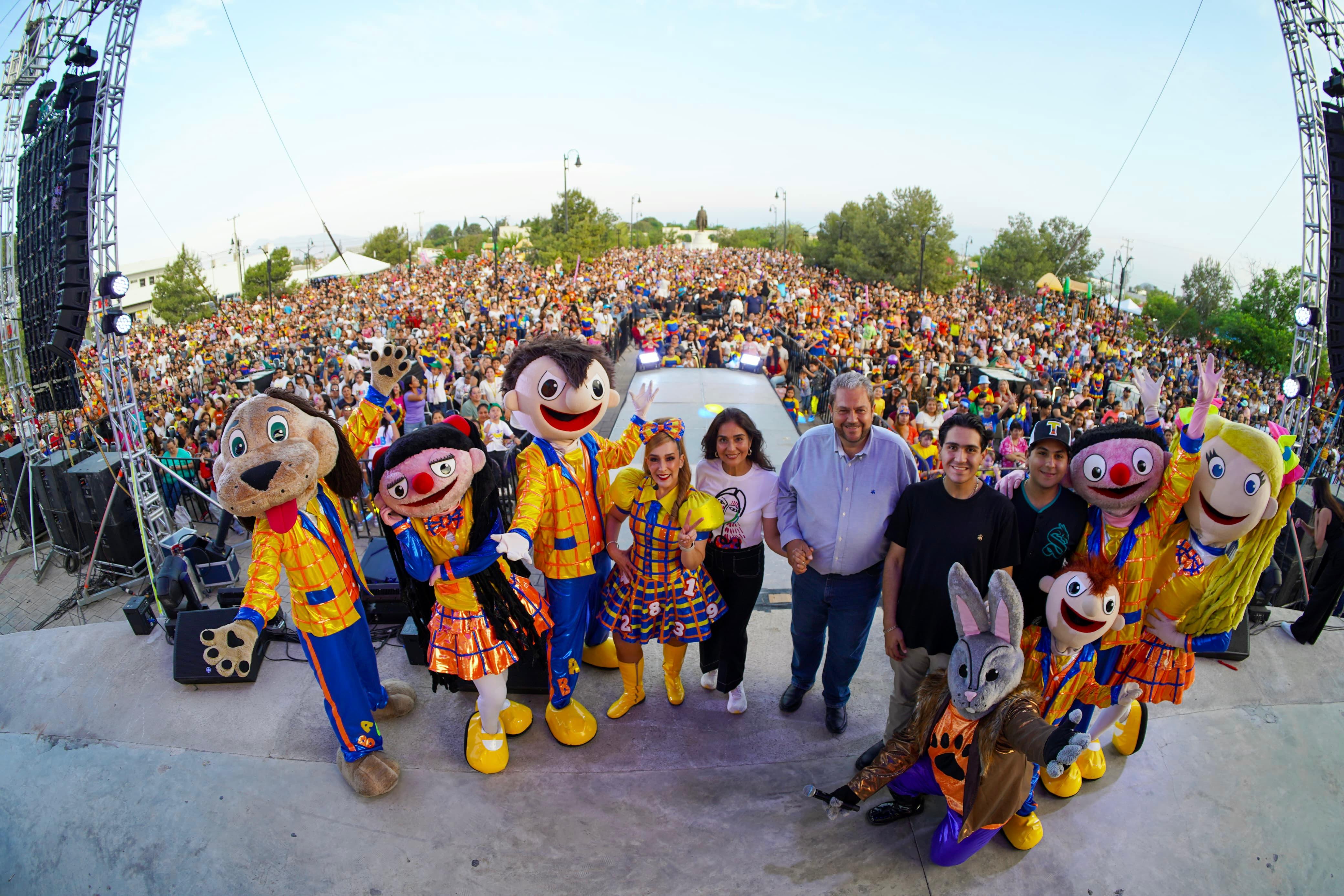 Más de 20 mil personas disfrutan show de Bely y Beto en Ramos Arizpe