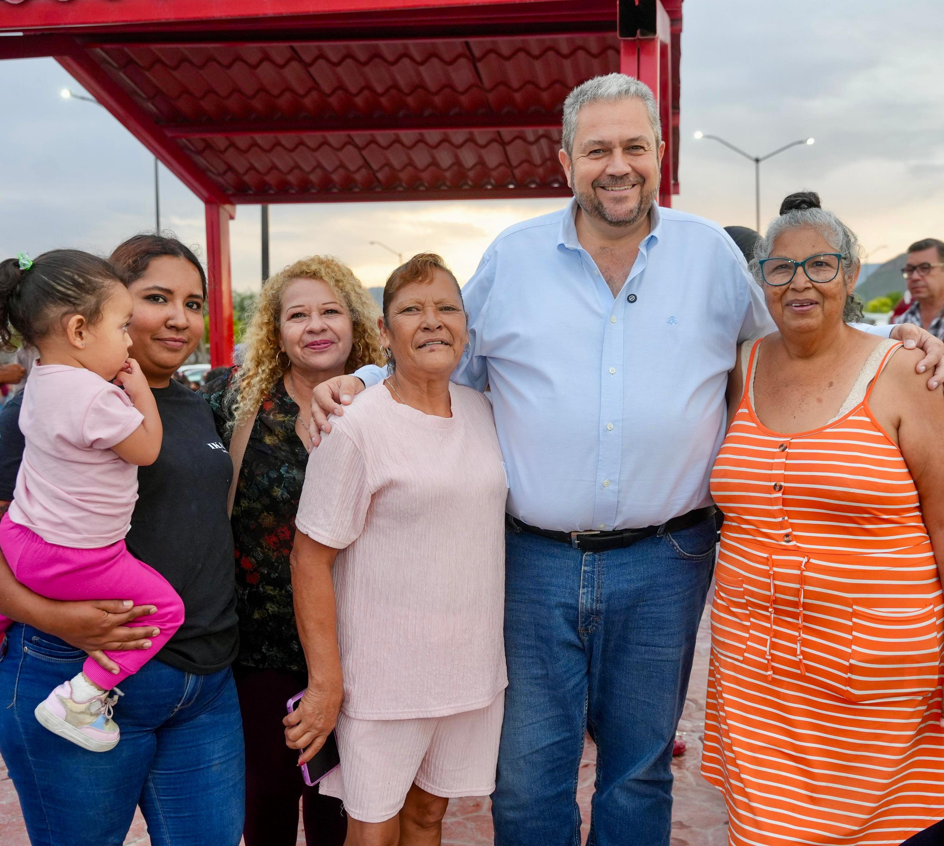 Entrega Tomás Gutiérrez renovada plaza en Urbivilla del Real